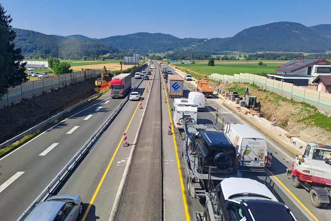 Čeprav ni videti delavcev, na Darsu trdijo, da dela potekajo v dnevnem času vse dni v tednu. FOTO: Sergej Murko