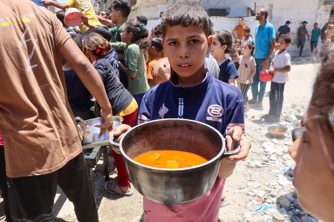 Humanitarna kriza v Gazi pa se poglablja. FOTO: Omar Al-qattaa/Afp