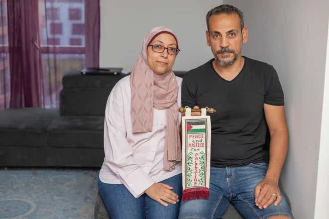 »Že vse življenje sem begunec. Najprej v Gazi, zdaj v Sloveniji. Ampak zakaj sem begunec? Zaradi izraelske okupacije,« pravi Mohamed al Buraj. Ob njem je Vafa Kanan. FOTO: Črt PIksi
