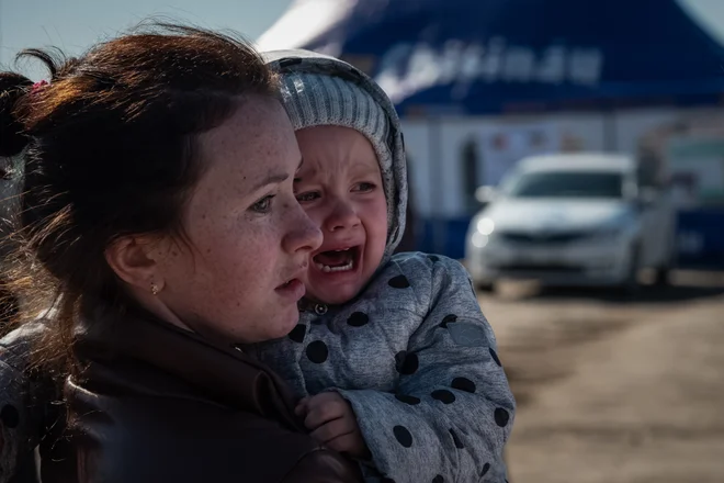 Od februarja 2022 je domove zapustilo več kot 8,8 milijona Ukrajincev, mehanizem začasne zaščite, ki ga je EU uvedla zanje, je po oceni UNHCR zelo pozitiven način odzivanja na nenaden množičen pritok beguncev. FOTO: Matteo Placucci/AFP