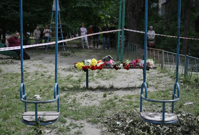 Med tem ko je pozornost vsega sveta usmerjena na Bližnji vzhod, se spopadi na ukrajinski fronti ne odvijajo nič bolj umirjeno. FOTO: Ženja Savilov/AFP