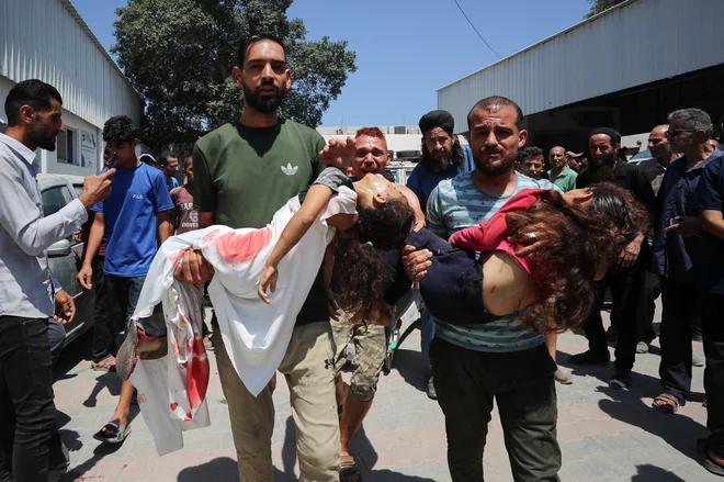 Izraelska vojska je v zadnjih 24 urah v Gazi ubila najmanj 140 ljudi, so sporočili tamkajšnji zdravstveni delavci. Med mrtvimi so znova Palestinci, ki so jih izraelske sile napadle, medtem ko so čakali na humanitarno pomoč. Foto: Mahmoud Issa/Reuters