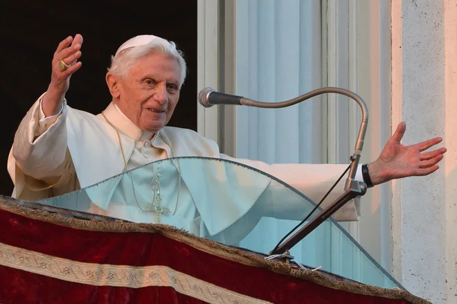 Papež Benedikt XVI. je v rezidenci živel nekaj časa po odstopu s položaja. FOTO: Vincenzo Pinto/AFP