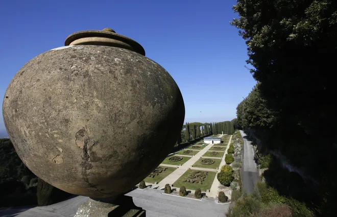 Castel Gandolfo ob jezeru Albano južno od Rima je v lasti Svetega sedeža od leta 1596. FOTO: Max Rossi/Reuters