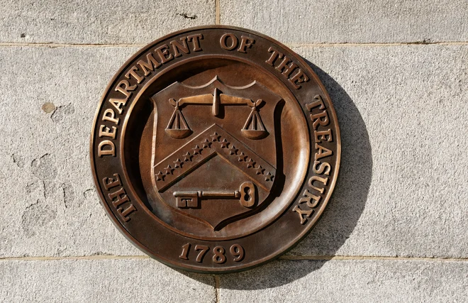 Ameriško finančno ministrstvo je prejšnji mesec opozorilo, da bi prehod na stabilne kovance lahko ogrozil približno 6,6 bilijona dolarjev (tisoč milijard) depozitov v ameriških komercialnih bankah. FOTO: Kevin Lamarque/Reuters