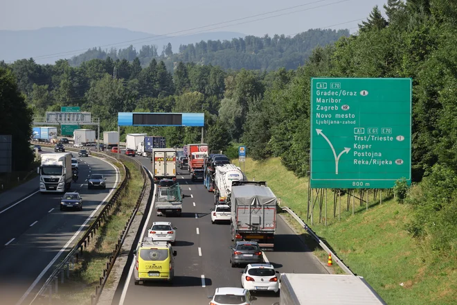 Tako se danes vijejo kolone po ljubljanski obvoznici proti Obali in sosednjima Hrvaški in Italiji. FOTO: Jože Suhadolnik/Delo