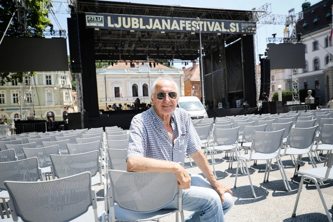 »Kot kaže, je na vrsti naša generacija. Šele zdaj se zavedam, kako dolgo ustvarjalno pot sem prehodil, seveda skupaj s prijatelji in soustvarjalci,« je ob poklonu s Poletno nočjo povedal glasbeni veteran. Foto Jože Suhadolnik