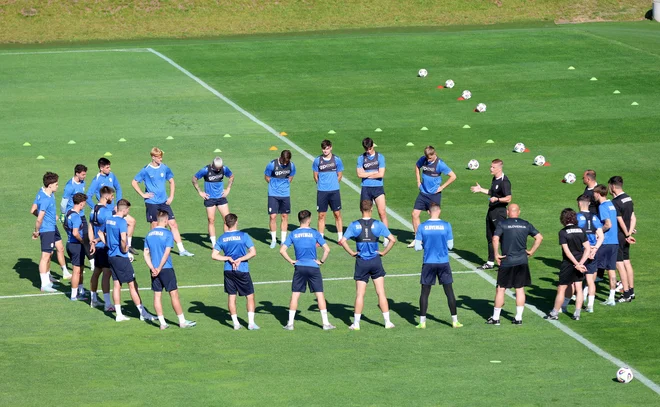 Mladi slovenski nogometaši so se borili po najboljših močeh, a ob koncu pokazali premalo kakovosti. FOTO: NZS