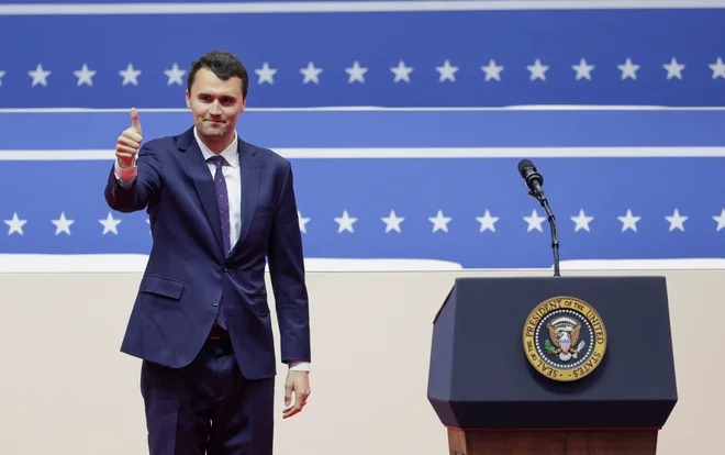 Voditelj študentske organizacije Turning Point USA Charlie Kirk z močnim vplivom v Beli hiši nasprotuje ameriškim posredovanjem v tujini. Foto: Mike Segar/Reuters