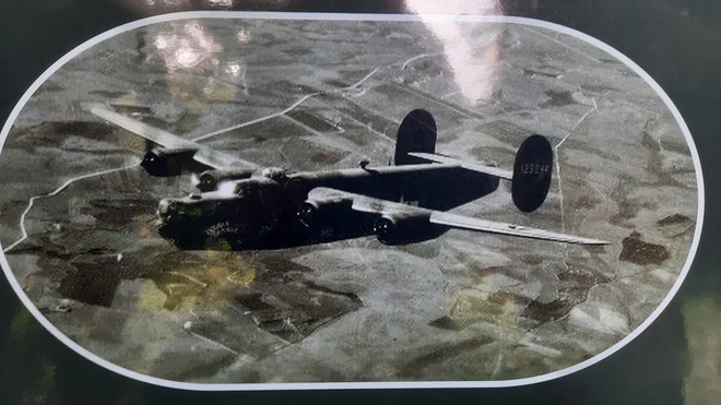 Edina ohranjena fotografija ameriškega bombnika B-24H Double Trouble, ki je strmoglavil pri Logatcu. FOTO: Agata Rakovec Kurent