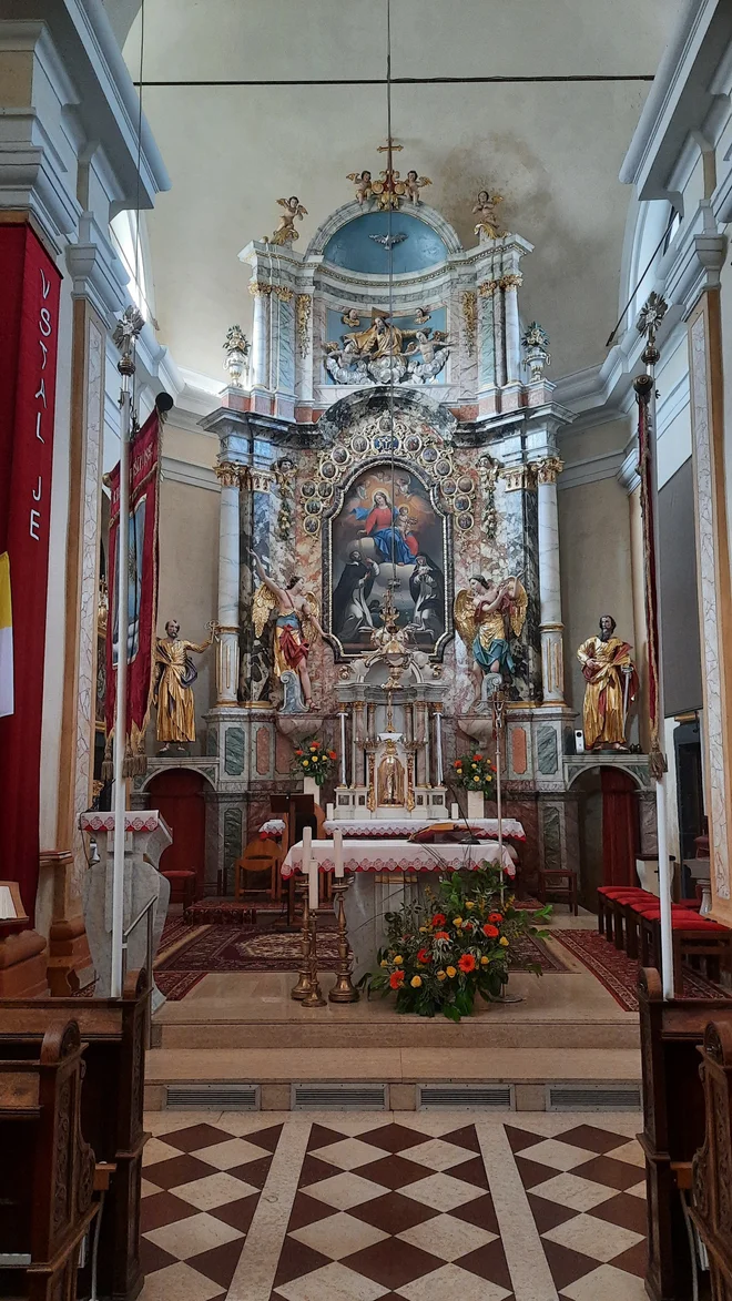 Cerkev Rožnovenske Matere božje ima bogato opremo iz 18. stoletja FOTO: Agata Rakovec Kurent