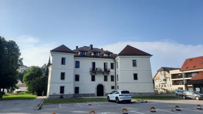 Logaški grad obdaja park, v katerem so kavarna, travnato nogometno igrišče, dve igrišči za odbojko na mivki ter kamp za šotore in avtodome. FOTO: Agata Rakovec Kurent