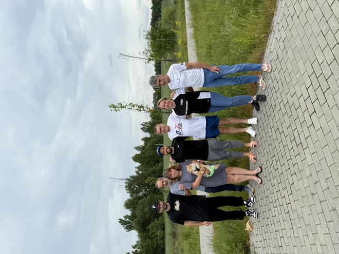 Slovenska junaka s spremljevalno ekipo; z leve: Jan Beguš, Lukova starša, Mirkova partnerica Mojca in terapevt Rado Ribič. FOTO: Osebni arhiv