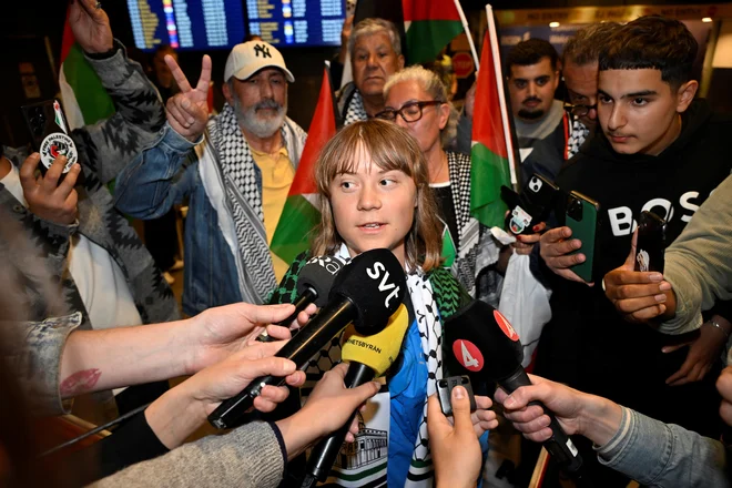 Greto so po izgonu iz Izraela na stockholmskem letališču pričakali številni novinarji. FOTO: Anders Wiklund/Reuters