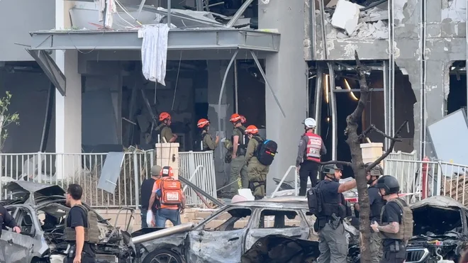 Iranske rakete v Izraelu delajo škodo. Foto Obtained by Reuters via Reuters