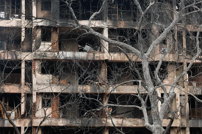 Stavba, v katero je treščilo letalo. FOTO: Adnan Abidi/Reuters