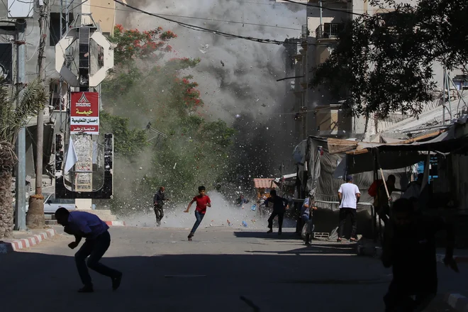 Razkol znotraj palestinskega tabora je vseskozi močno oviral mirovna pogajanja med Izraelci in Palestinci. Treba pa je dodati, da so huda razhajanja in s tem dodatne ovire za mirovna pogajanja vseskozi obstajali tudi na izraelski strani. FOTO: Eyad Baba/Afp