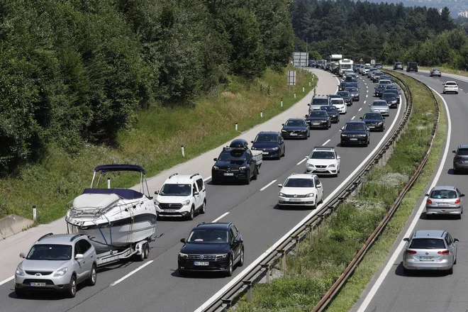 Kolone na ljubljanski obvoznici proti morju. FOTO: Leon Vidic