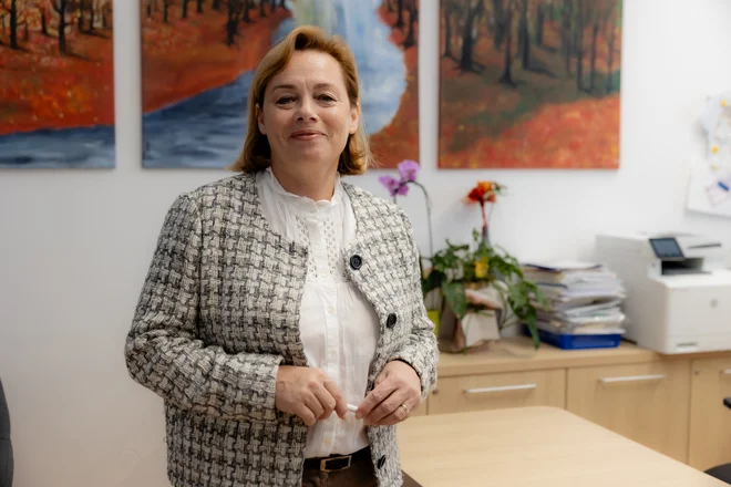 Mojca Mihelič, predsednica združenja ravnateljev in ravnateljica OŠ Danile Kumar: »Zakaj je gonja za oceno tista, ki pokaže vrednost mladega človeka? Zakaj ni najboljši osnovnošolec tisti, ki je največ prispeval k šolski skupnosti?« FOTO: Črt Piksi