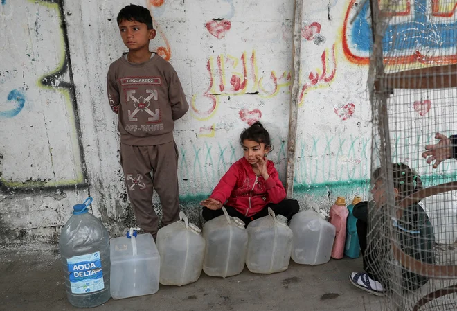 Palestinski otroci čakajoč na vodo. FOTO: Mahmoud Issa/Reuters
