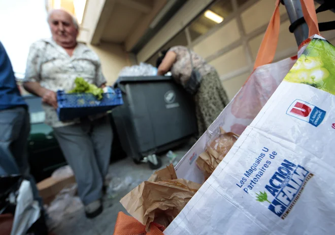 Zdravstvene oblasti poskušajo z analizo ugotoviti vrsto bakterije, ki je povzročila okužbe. FOTO: Eric Gaillard/Reuters