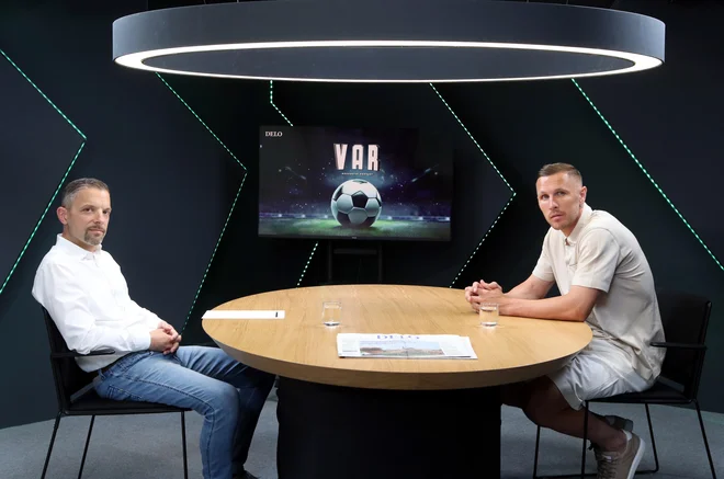 Jernej Suhadolnik in Jasmin Kurtić med pogovorom v studiu podkasta VAR. FOTO: Marko Feist