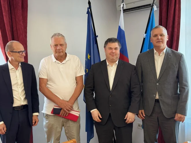Nove akte o monitoringu ter standardih obratovanja sežigalnic in sosežigalnic so predstavli in komentirali (z leve) Tomaž Vuk (predsednik uprave Alpacem Cementa), Bogomir Bavdaž (predsednik društva EKO Anhovo in dolina Soče), Miha Stegel (župan občine Kanal ob Soči) in Bojan Kumer (minister za okolje). FOTO: Občina Kanal ob Soči