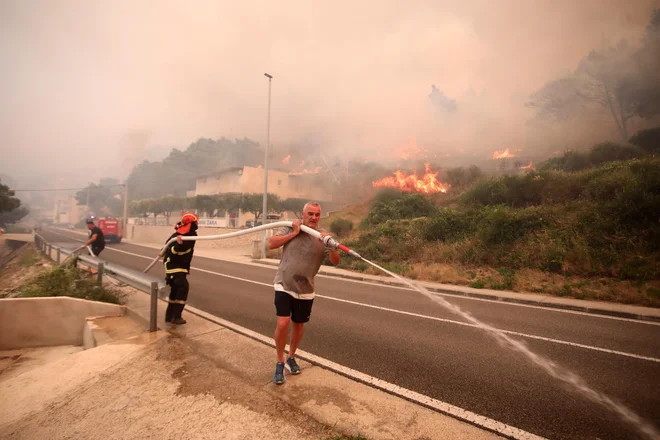 Požar v Pisku. FOTO: Ivo Cagalj/Pixsell


 

