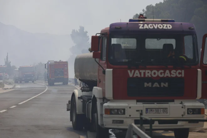 Požar še vedno ni pod nadzorom, so zgodaj popoldan sporočili v splitskem gasilskem centru. 145 gasilcem s 43 vozili pomaga pet kanaderjev in dva air tractorja. FOTO: Nikola Brboleža/Cropix