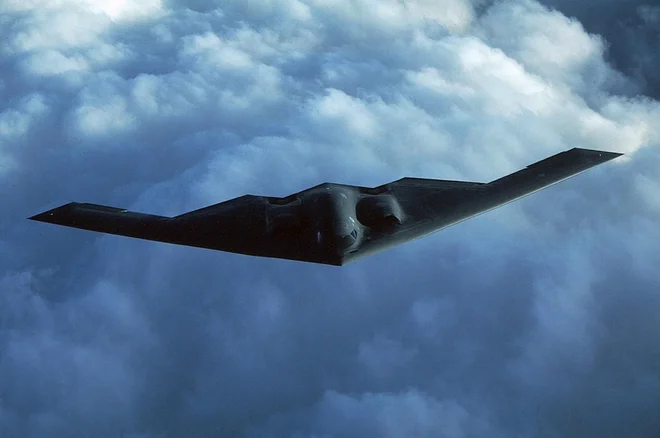 Nevidni bombnik B-2, ki lahko odvrže trinajst-tonske bombe, med poletom čez Tihi ocean. FOTO: AFP