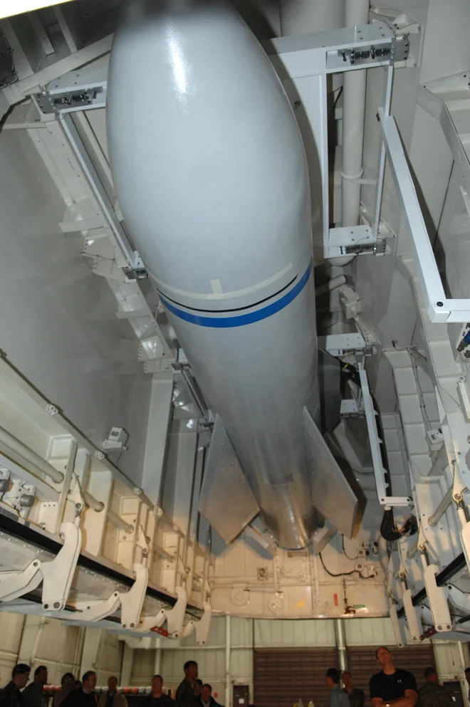 Trinajst tonske bombe mop (massive ordnance penetrator), ki so jih odvrgli na Fordo, na fotografiji iz leta 2007 v vojaškem oporišču v Misuriju. FOTO/AFP