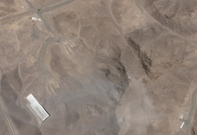 Satelitski posnetek območja nad Fordovom po ameriškem napadu na podzemni jedrski objekt blizu iranskega mesta Kom 22. junija 2025 FOTO: Reuters