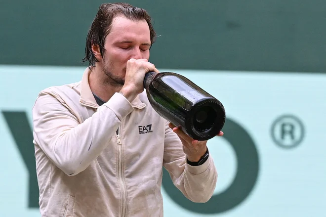 Aleksander Bublik je premagal Danila Medvedjeva. FOTO: Carmen Jaspersen/AFP