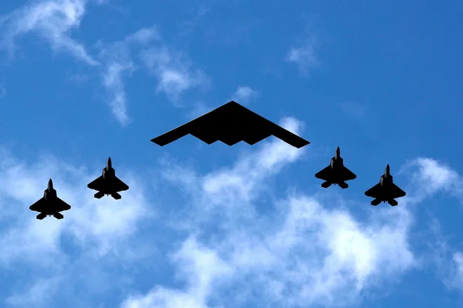 Nevidni bombnik B-2 s spremljevalci, fotografija iz leta 2020. FOTO: Mike Segar/Reuters