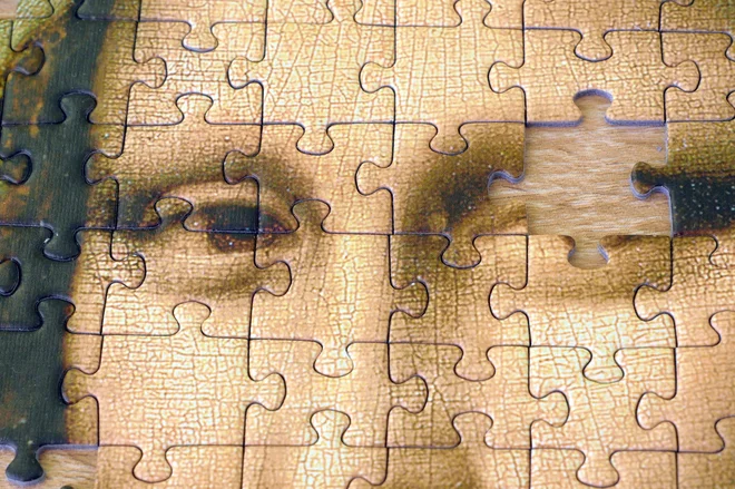 Še veliko koščkov bi lahko manjkalo, pa bi vedeli, kdo je na sliki: Mona Liza je eden najbolj prepoznavnih obrazov celotne zgodovine človeštva. FOTO: Shutterstock