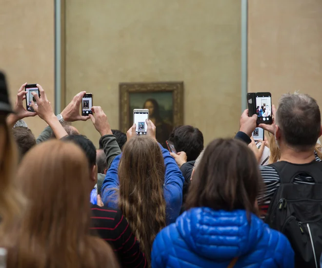 Mona Liza je zagotovo najbolj oblegana slika na planetu, v znameniti Louvre pritegne kakih deset milijonov obiskovalcev na leto. Ni pa bilo vedno tako: ko so jo ukradli, pred nekaj več kot stotimi leti, sprva sploh niso opazili, da je izginila. FOTO: Shutterstock