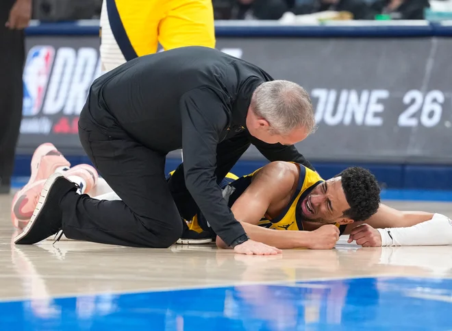 Poškodba najboljšega košarkarja Indiane Tyresa Haliburtona v prvi četrtini je močno nagnila jeziček na tehtnici na domačo stran. FOTO: Kyle Terada/Imagn Images Via Reuters Connect