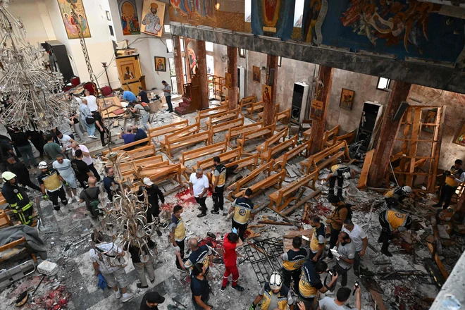 Napad se je zgodil med večerno mašo, ko je bila cerkev polna vernikov. FOTO: Louai Beshara/AFP