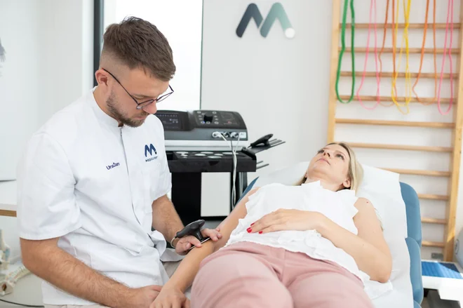Pri burzitisu se burza zaradi kopičenja tekočine poveča, vsako gibanje ali neposreden pritisk nanjo pa bolniku povzroča bolečine. FOTO: Medicofit