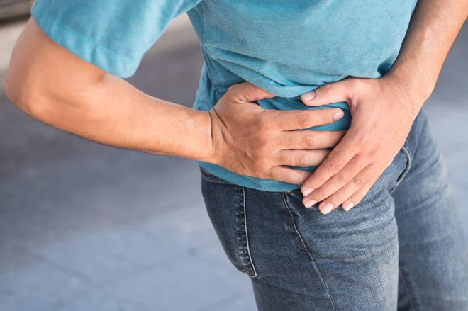 Burzitis je otekanje ali vnetje burze in se največkrat pojavlja ob ramenskem sklepu, komolcu in kolenu ter kolku. FOTO: Medicofit