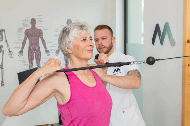 Nekatere vrste burzitisa imajo večjo pojavnost pri ženskah, zlasti burzitis kolena in v kolku. FOTO: Medicofit