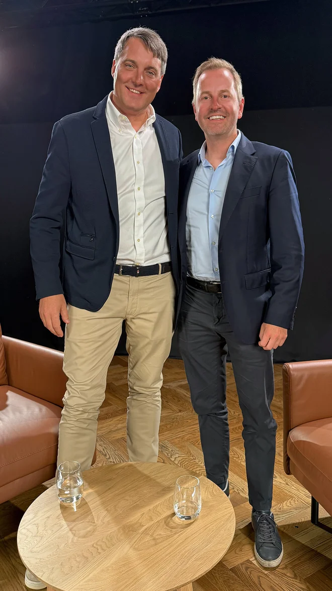 Domen Zadravec, partner EY-Parthenon, in Bernhard Niesner, angelski investitor, v studiu podkasta v Ljubljani o strategijah digitalne transformacije in prihodnosti z umetno inteligenco. FOTO: Ey-parthenon