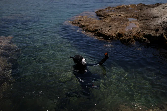 Potapljaška ekipa šerifovega urada pregleduje območje, kjer se dno strmo spušča v globino. Slika je simbolična. FOTO: Stelios Misinas/Reuters
