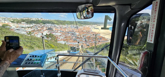 Vzpenjača v Nazaréju je zelo pripravna za domačine in priljubljena med turisti, zlasti če bi si radi z vrha ogledali visoke valove.
