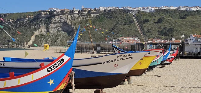 Tradicionalna plovila v Nazareju na plaži, v muzeju na prostem. Foto Boris Šuligoj