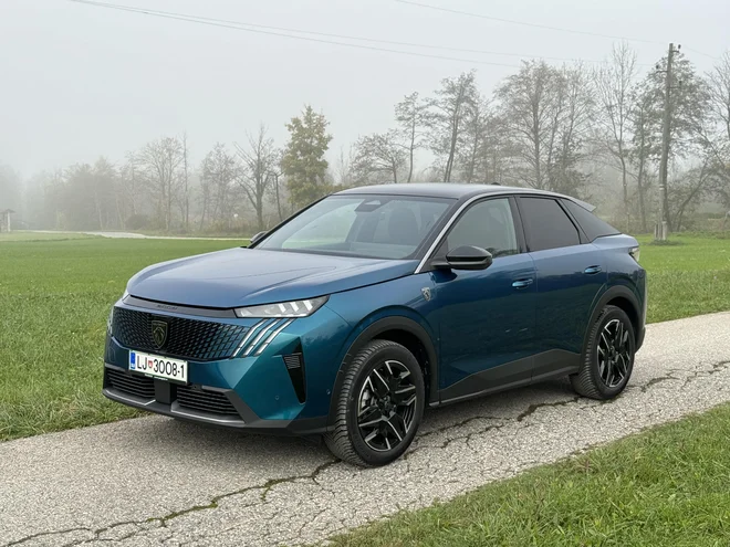 Peugeot 3008 hibrid varčuje tudi na podeželju in avtocesti, kjer blago hibridni pogon z gorivom varčuje na način, da se bencinski motor ustavi, ko voznik spusti stopalko za plin. FOTO: Blaž Kondža