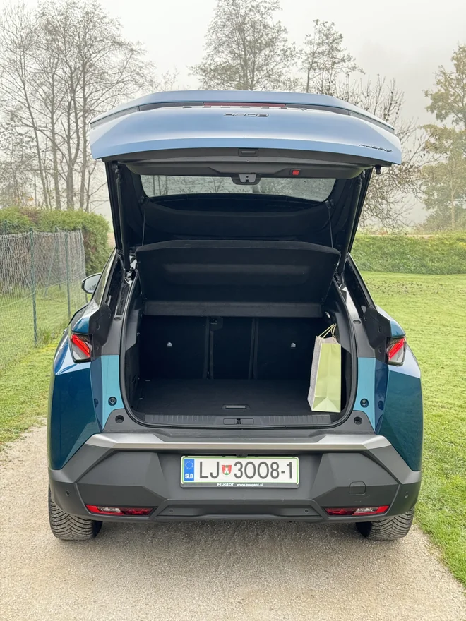 Peugeot 3008 hibrid ponudi prostoren prtljažni prostor. FOTO: Blaž Kondža