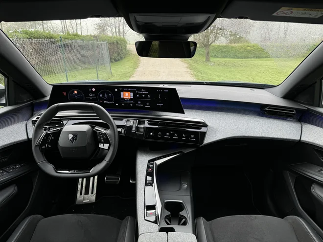 Peugeot panoramic i-Cockpit: lebdeči 21-palčni panoramski zaslon ukrivljene oblike se dviguje nad armaturno ploščo in ponuja optimalno ergonomijo. FOTO: Blaž Kondža