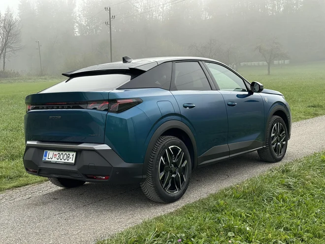 Prednosti Peugeotove hibridne tehnologije MHEV, ki je vgrajena v 3008 hibrid, so najbolj izrazite v mestni vožnji, kjer lahko tudi do 50 odstotkov poti opravimo na elektriko. FOTO: Blaž Kondža