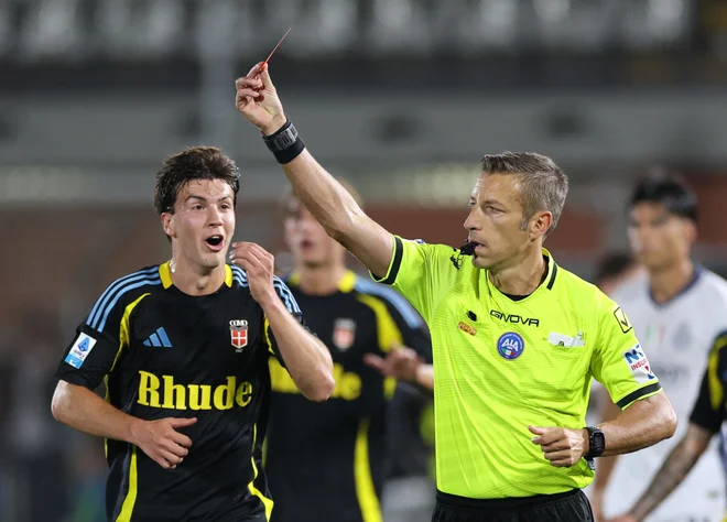 Davide Massa sodi med najboljše nogometne sodnike v Italiji. FOTO: Claudia Greco/Reuters